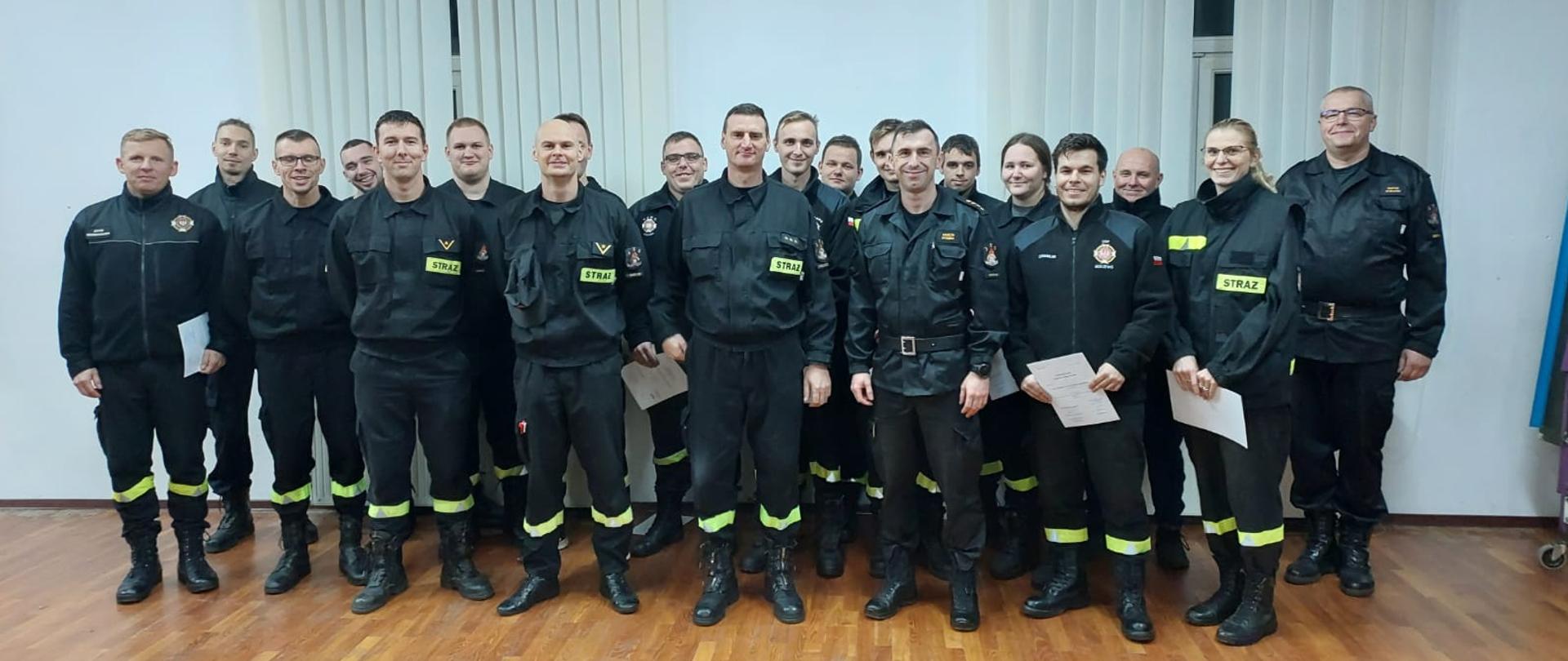 Grupowe zdjęcie uczestników egzaminu.