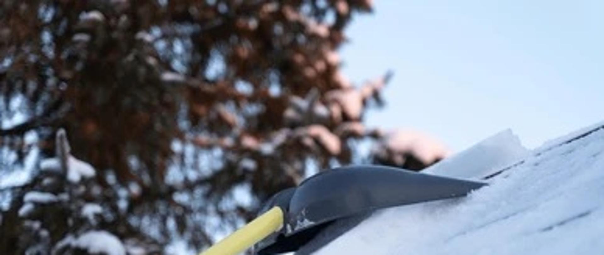 Ręczne odsniezanie dachu 