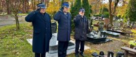 Oddanie honoru przed grobem zmarłego strażaka