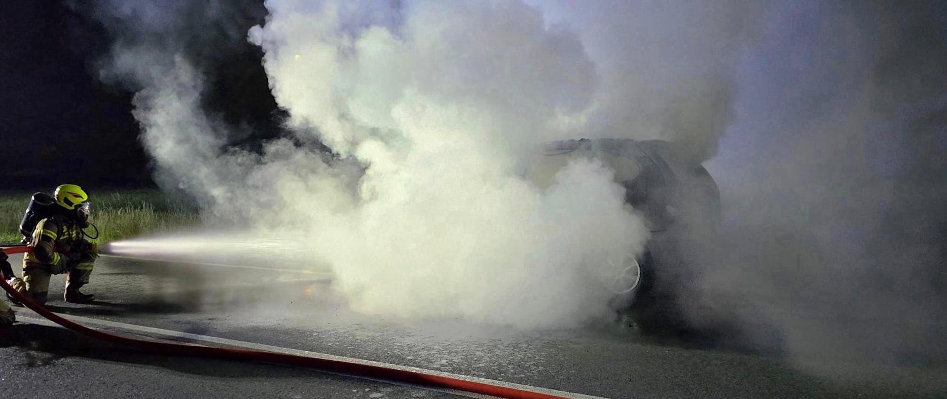 widoczne miejsce zdarzenie i strażacy podczas działań gaśniczych