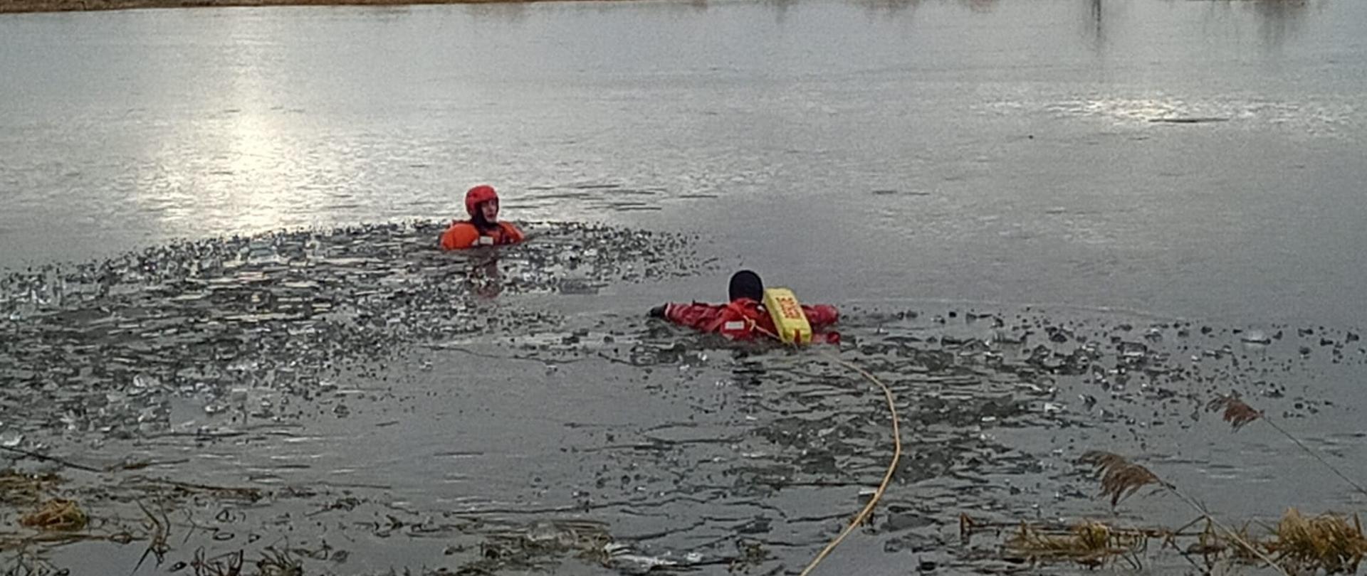 Strażacy KP PSP w Pińczowie podczas ratownictwa lodowego podczas 32 finału WOŚP.