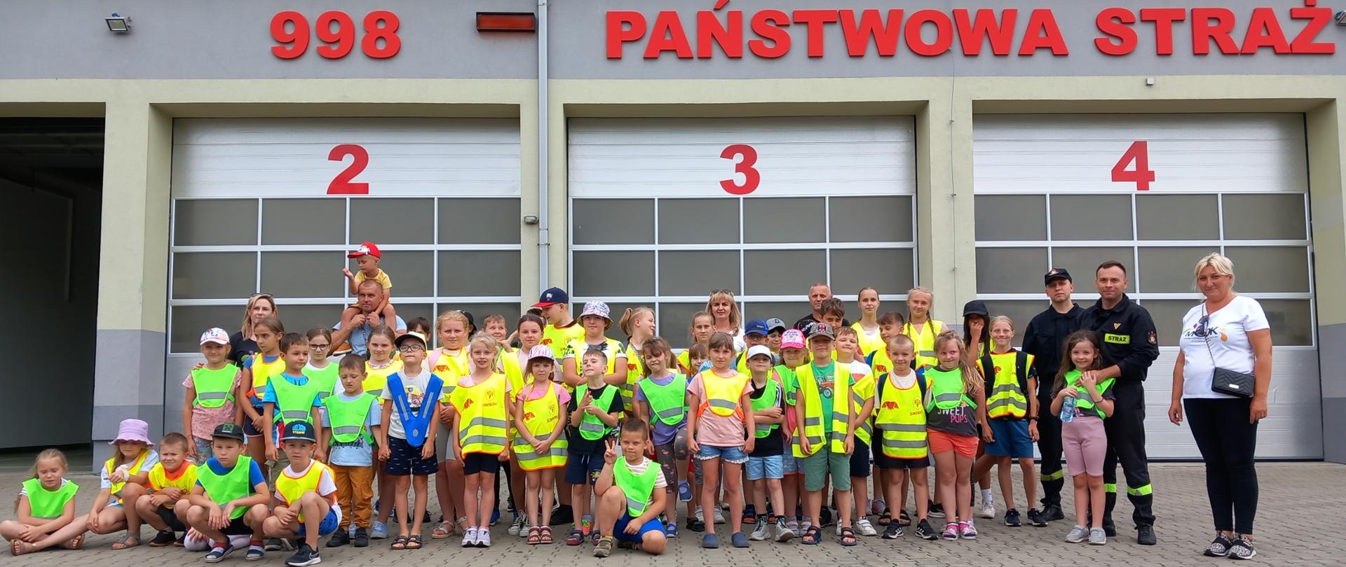 Przedszkolaki podczas wizyty w ramach akcji „Odwiedź strażnicę i salę edukacyjną typu Ognik” w KP PSP w Sokołowie Podlaskim