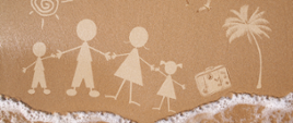 Na obrazku widać rysunki narysowane na piasku – przedstawiają rodzinę z dwójką dzieci, palmę, walizkę, słońce i mewy. U dołu zdjęcia fale delikatnie obmywają brzeg.