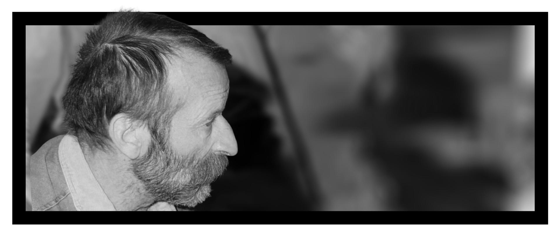 czarnobiałe zdjęcie mężczyzny w czarnej ramce