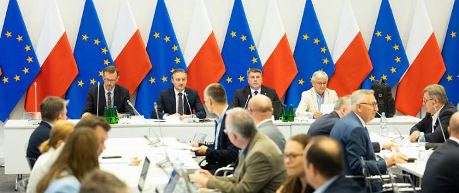 Uczestnicy posiedzenia podczas obrad Komisji