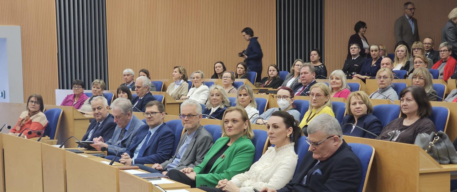 sala wypełniona uczestnikami konferencji poświęconej sytuacji epidemiologicznej w szpitalach województwa pomorskiego