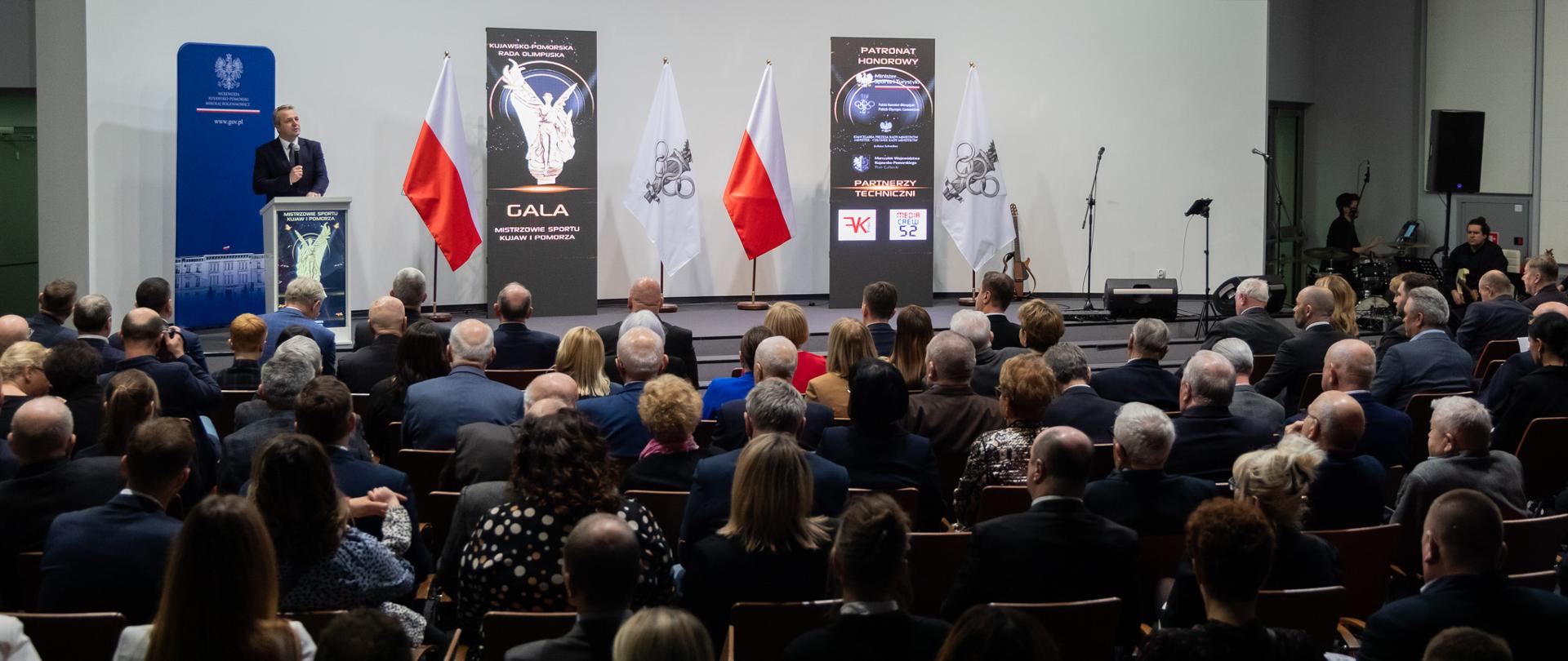 
Grupa ludzi w sali konferencyjnej
