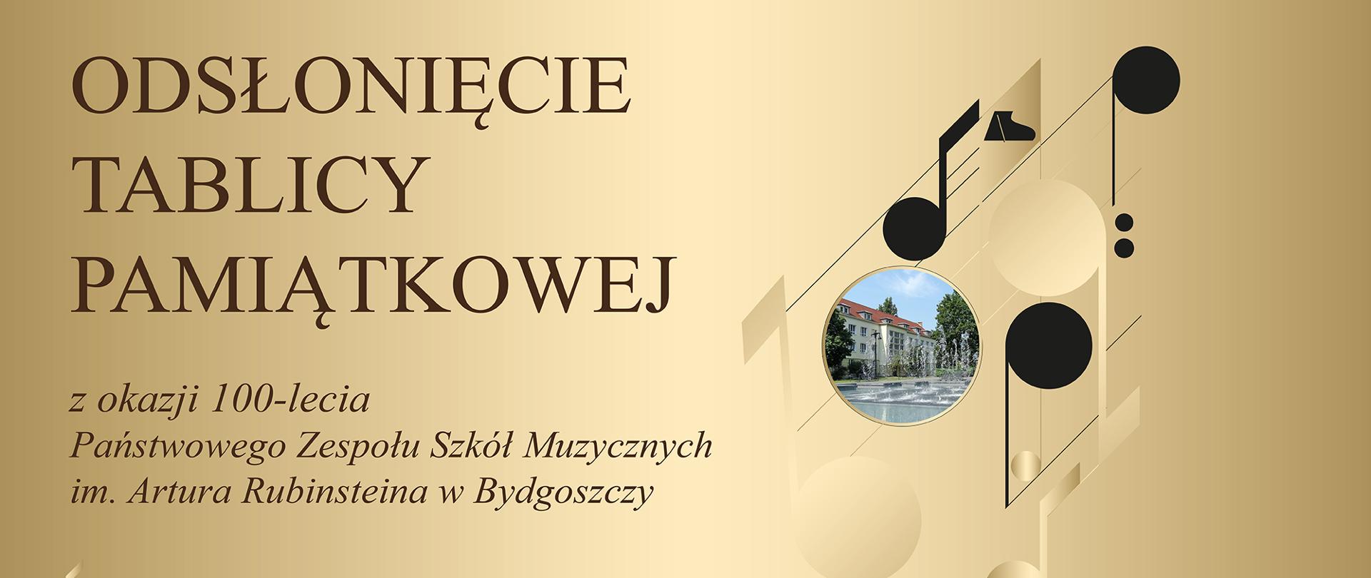 na złotym tle po prawej stronie kolorowe nuty po lewej brązowe napisy informujące o wydarzeniu z okazji jubileuszu 100-lecia szkoły umieszczeniu na ścianie budynku tablicy pamiątkowej