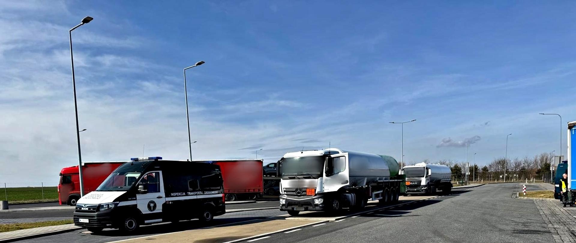 Kontrolowany pojazd przewożący towary niebezpieczne podczas kontroli na punkcie kontrolnym opolskiej Inspekcji Transportu Drogowego.