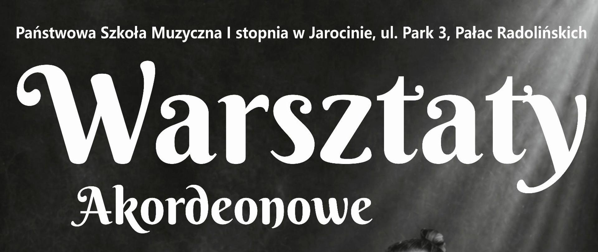 Zdjęcie przedstawia prowadzącego warsztaty na tle graficznej czarnego akordeonu. Plakat w odcieniach bieli i szarości.