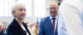 Wojewoda łódzki Dorota Ryl podczas wręczania świadectw uczniom.
