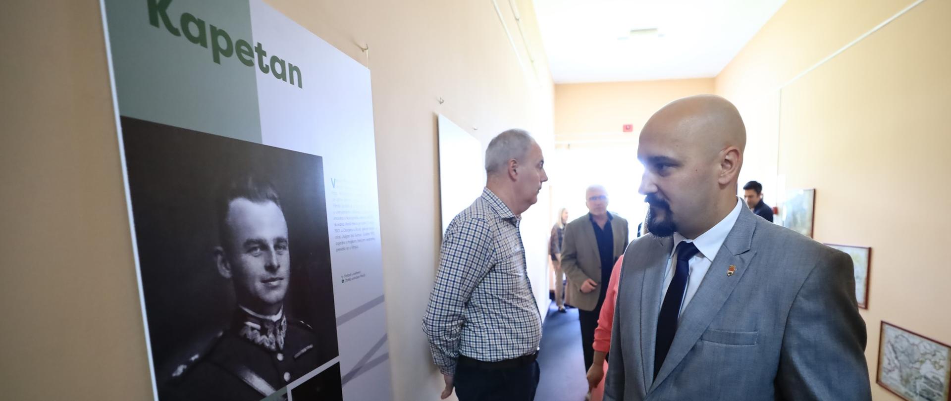 U okviru Dana poljskog kulturnog i istorijskog nasleđa u Srbiji, na dan 75. godišnjice smrti kapetana Vitolda Pileckog, na inicijativu Ambasade je u Istorijskom arhivu Šumadije u Kragujevcu otvorena izložba koju je pripremio Institut narodnog sećanja.
