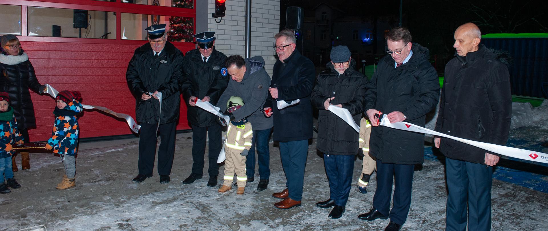 Zaproszeni goście przecinają wstęgę. Zdzisław Sipiera – Poseł na Sejm RP, Adam Struzik – Marszałek Województwa Mazowieckiego, Marek Wieżbicki - starosta Grodziski, Grzegorz Benedykciński – burmistrz Grodziska Mazowieckiego,
