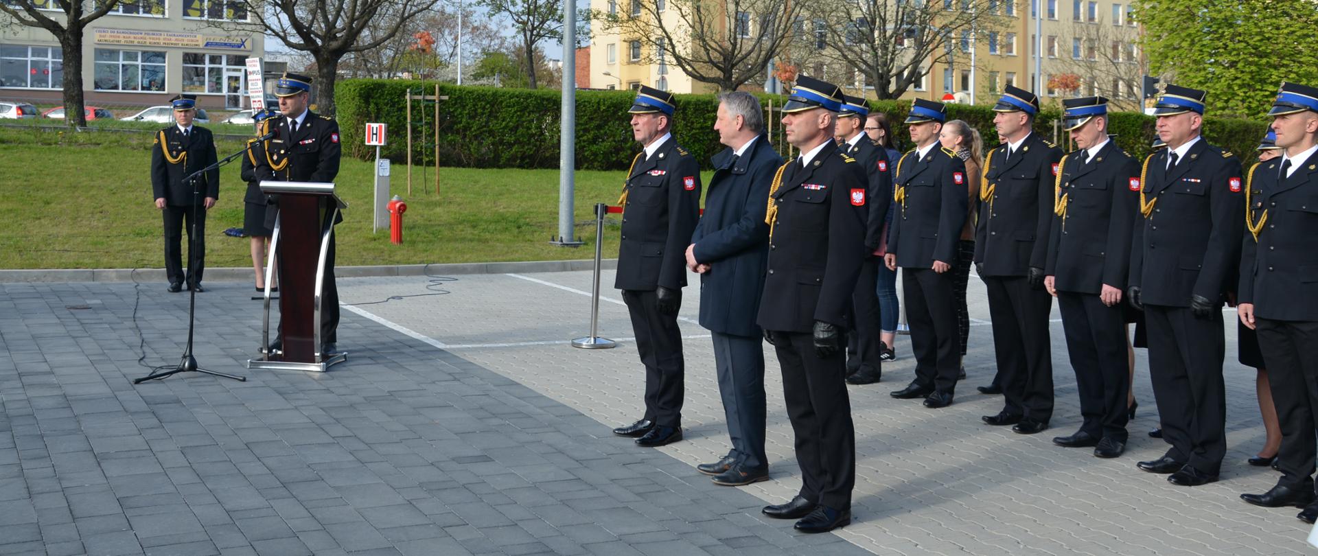 Uroczysta zmiana służby z okazji Dnia Strażaka