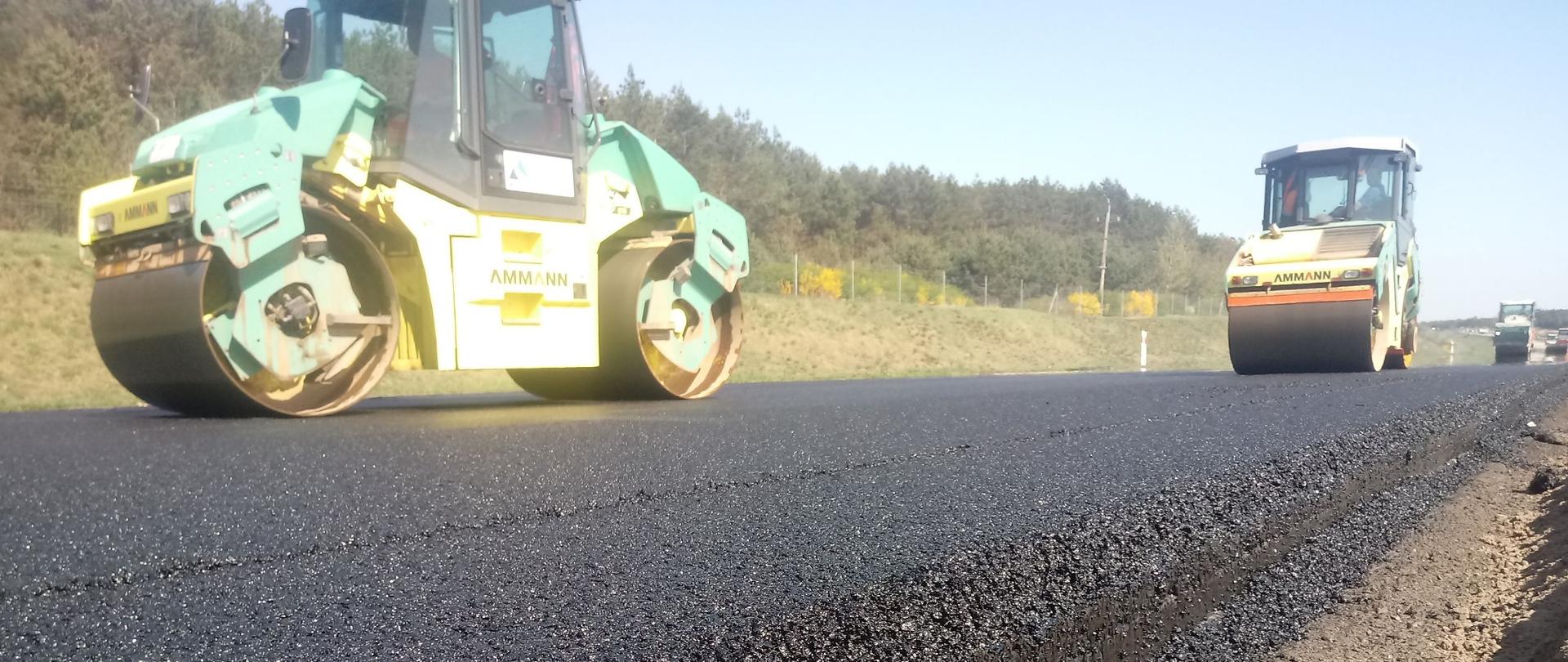 Widok walców pracujących na świeżej masie bitumicznej