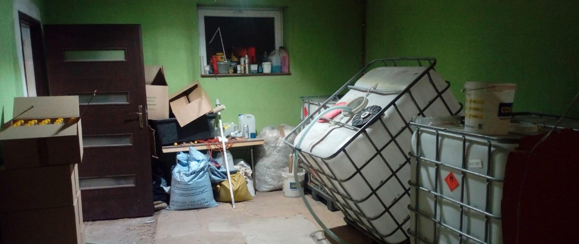 Pomieszczenie z linią technologiczną do oczyszczania alkoholu, po prawej zbiorniki w kształcie sześcianów.