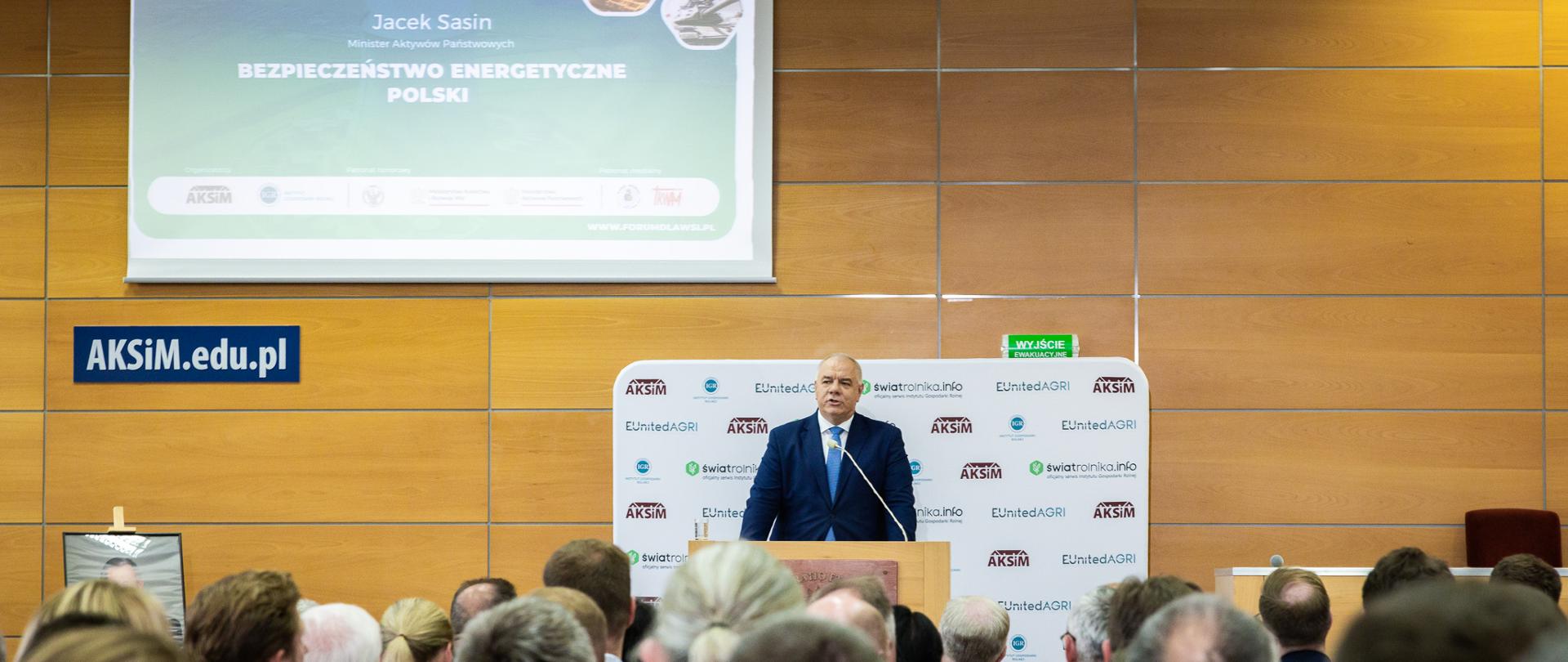 Udział Ministra Jacka Sasina w konferencji "Trzy filary bezpieczeństwa Polski: militarny, energetyczny, żywnościowy" w AKSiM w Toruniu