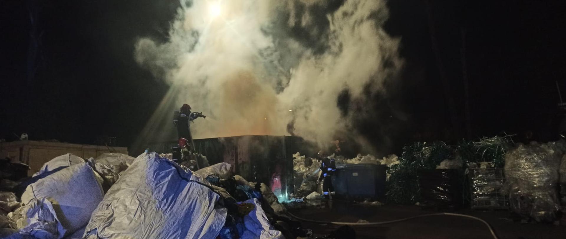 Zdjęcie przedstawia pożar na terenie hurtowni recyklingu.