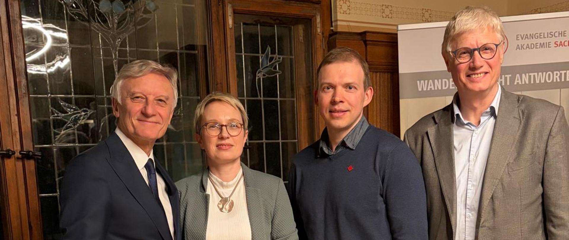 Die Grafik zeigt ein gemeinsames Foto der folgenden Personen: Marek Prawda, Ina Rumiantseva, Maksim Znak, Stephan Bickhardt