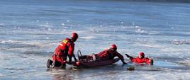 ćwiczenia z ratownictwa lodowego na jeziorze kuźnickim.