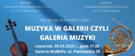 Wycinek plakatu zawierający informację o terminie i miejscu koncertu Muzyka w Galerii czyli Galeria Muzyki, z lewej strony znajduje się grafika przedstawiająca fragment skrzypiec, a z prawej waltorni, całość zamieszczono na niebieskim tle