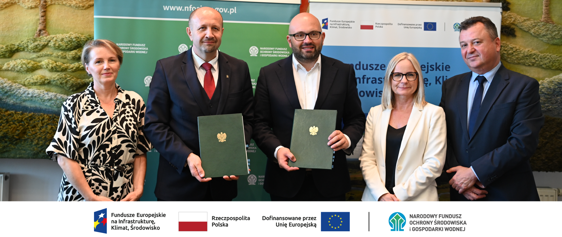 Na zdjęciu od lewej: Weronika Walińśka Departament Adaptacji do Zmian Klimatu, Robert Gajda zastępca prezesa zarządu NFOŚiGW, Arkadiusz Kraszkiewicz Zastępca Prezydenta ds. społecznych i ekonomicznych Wejherowa, skarbniczka Wejherowa, Robert Markiewicz zastępca dyrektora Departamentu Adaptacji do Zmian Klimatu. Na dole ciąg znaków, logotypy od lewej: FEnIKŚ, flaga Rzeczypospolita Polska, flaga UE Dofinansowane przez UE, NFOŚiGW.