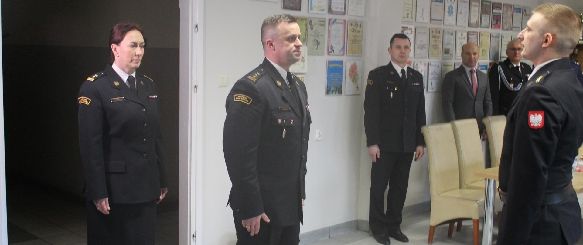 Zdjęcie przedstawia złożenie meldunku przez dowódcę uroczystości komendantowi powiatowemu PSP w Kole w obecności przedstawiciela wielkopolskiego komendanta wojewódzkiego PSP bryg. Lucyny Rudzińskiej