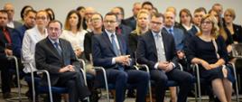 Premier Mateusz Morawiecki oraz minister Mariusz Kamiński podczas Europejskiego Dnia Numeru Alarmowego 112 w MSWiA