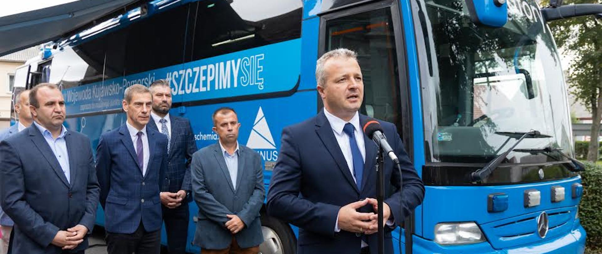 Wojewoda z samorządowcami podczas konferencji 