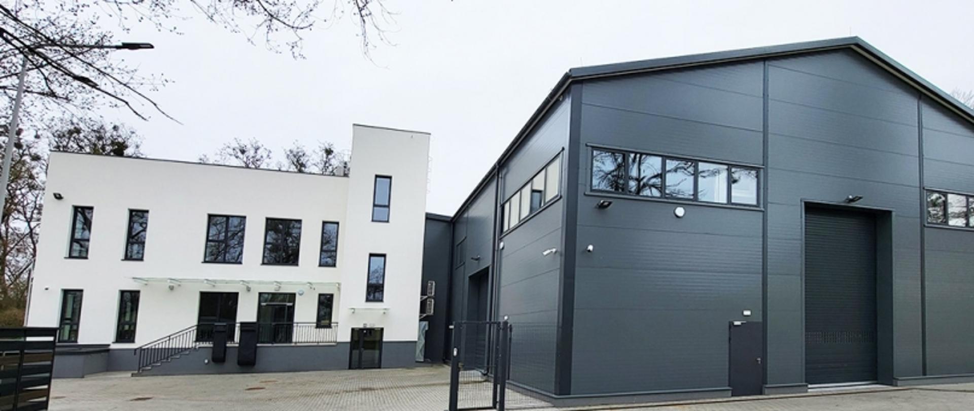 Na zdjęciu widać szary budynek laboratorium.