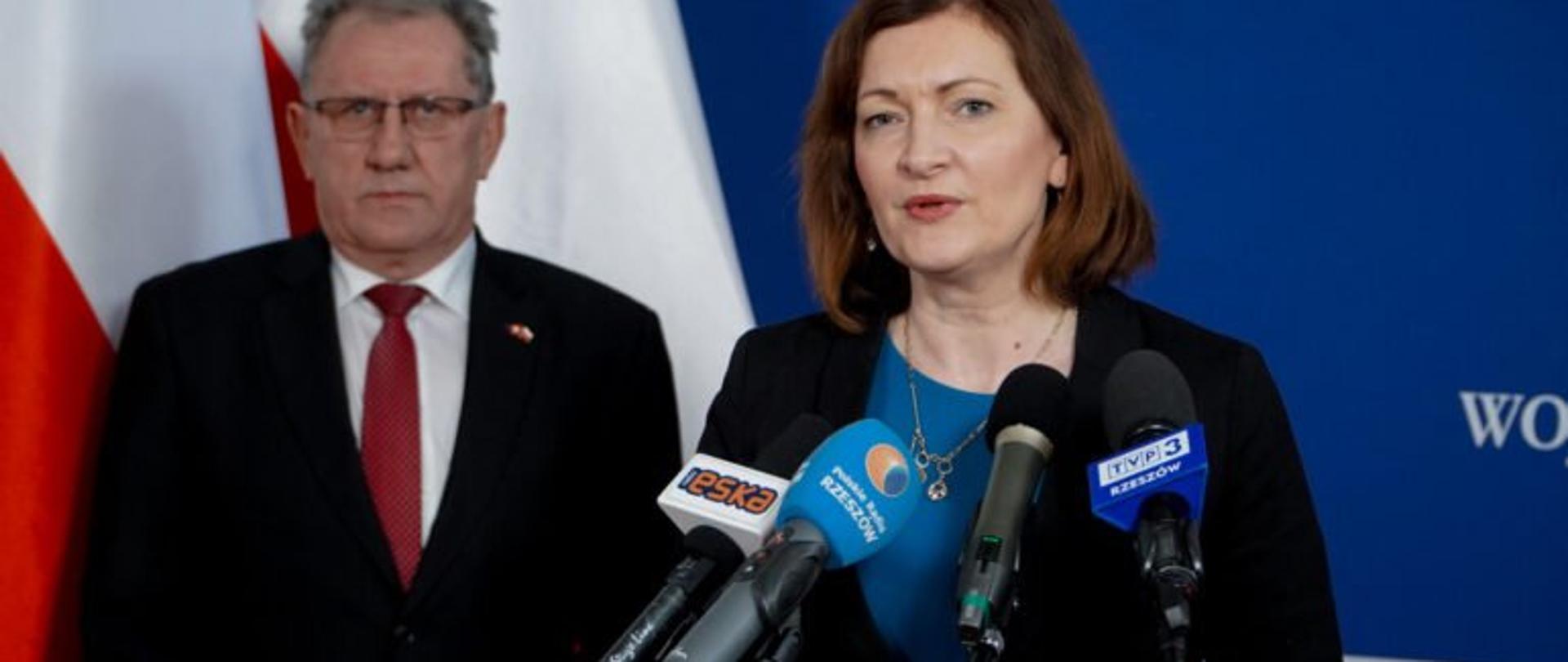 Wojewoda podkarpacki Ewa Leniart i poseł na Sejm RP Tadeusz Chrzan podczas konferencji prasowej dotyczącej ogłoszenia wyników naboru w ramach Funduszu Dróg Lokalnych 