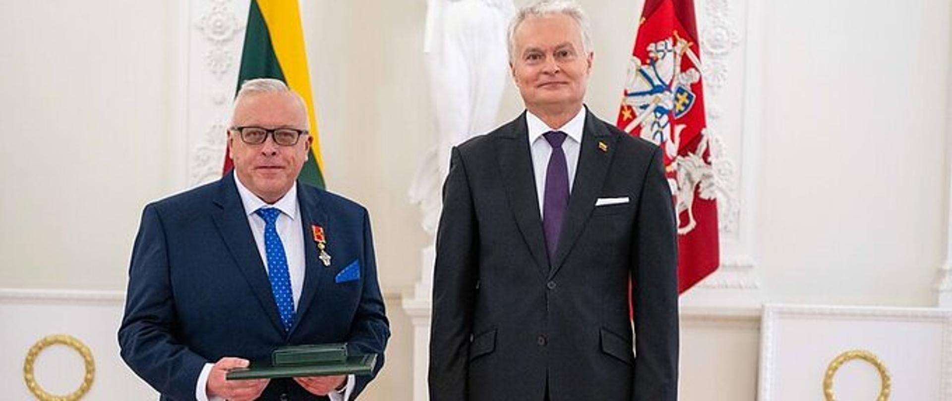 Dwaj Panowie - jeden z odznaczeniem (dyr. Wojciech Borzuchowski) drugi to wręczający order Prezydent Litwy Gitanas Nauseda