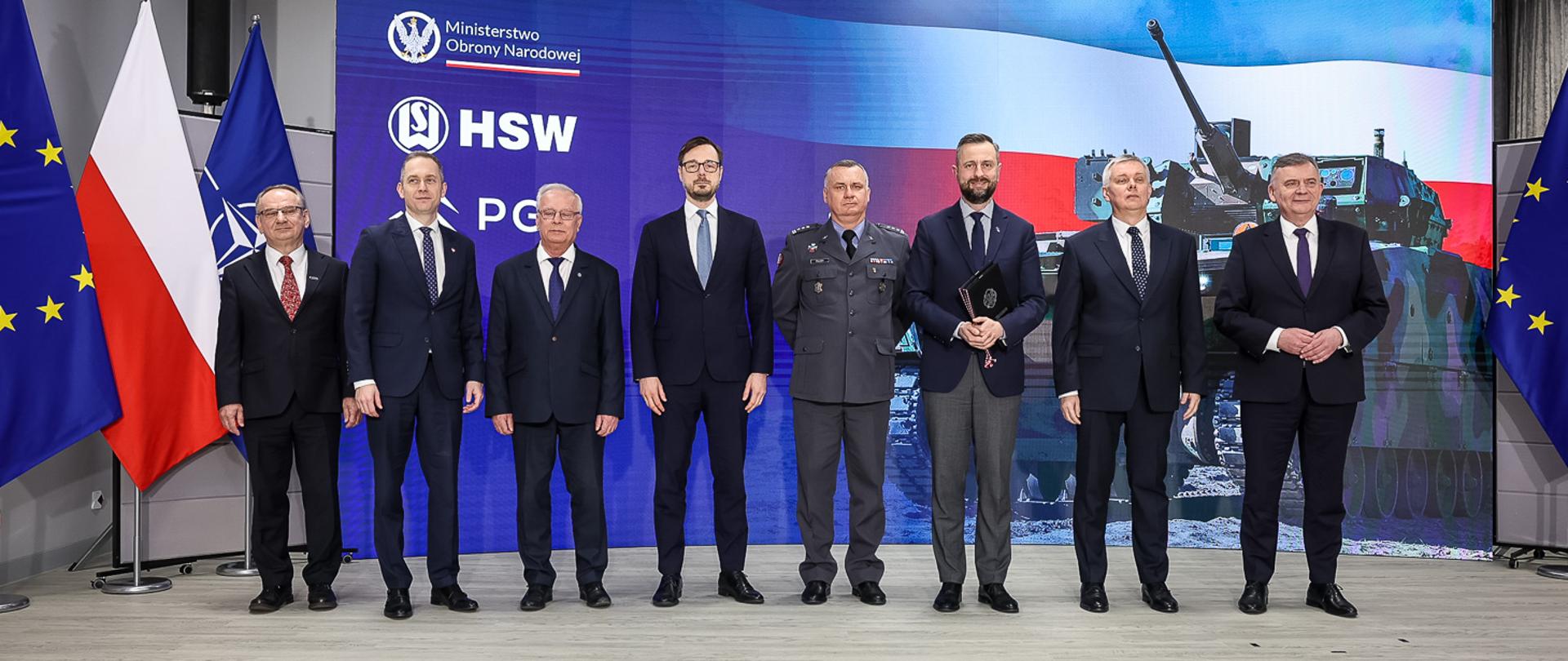 W czwartek, 27 marca br. w Warszawie, wicepremier - minister obrony narodowej Władysław Kosiniak – Kamysz, sekretarze stanu MON Paweł Bejda i Cezary Tomczyk oraz ministrowie: spraw wewnętrznych i administracji Tomasz Siemoniak i aktywów państwowych Jakub Jaworowski wzięli udział w podpisaniu pierwszej umowy wykonawczej na dostawy bojowych wozów piechoty BORSUK.