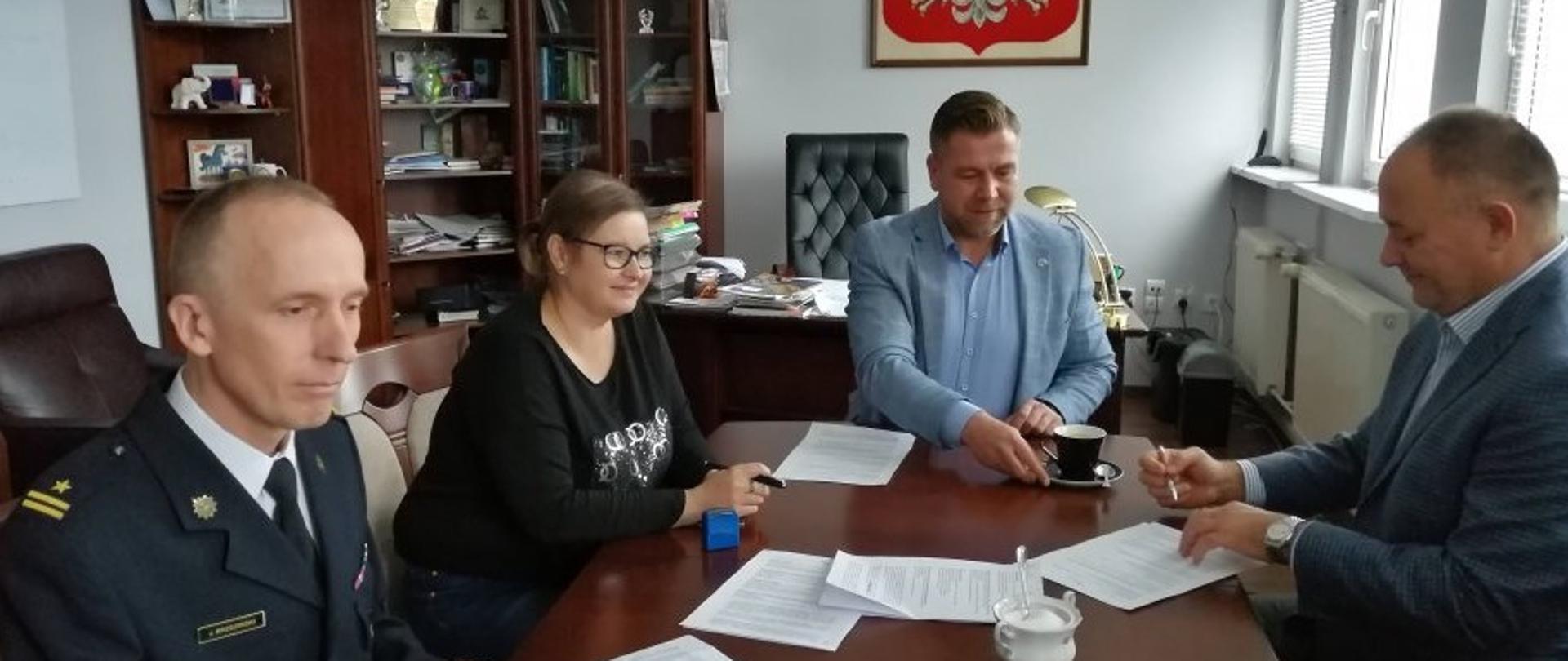 Zdjęcie podczas podpisania umowy na zakup hełmów dla KP PSP Świdwin