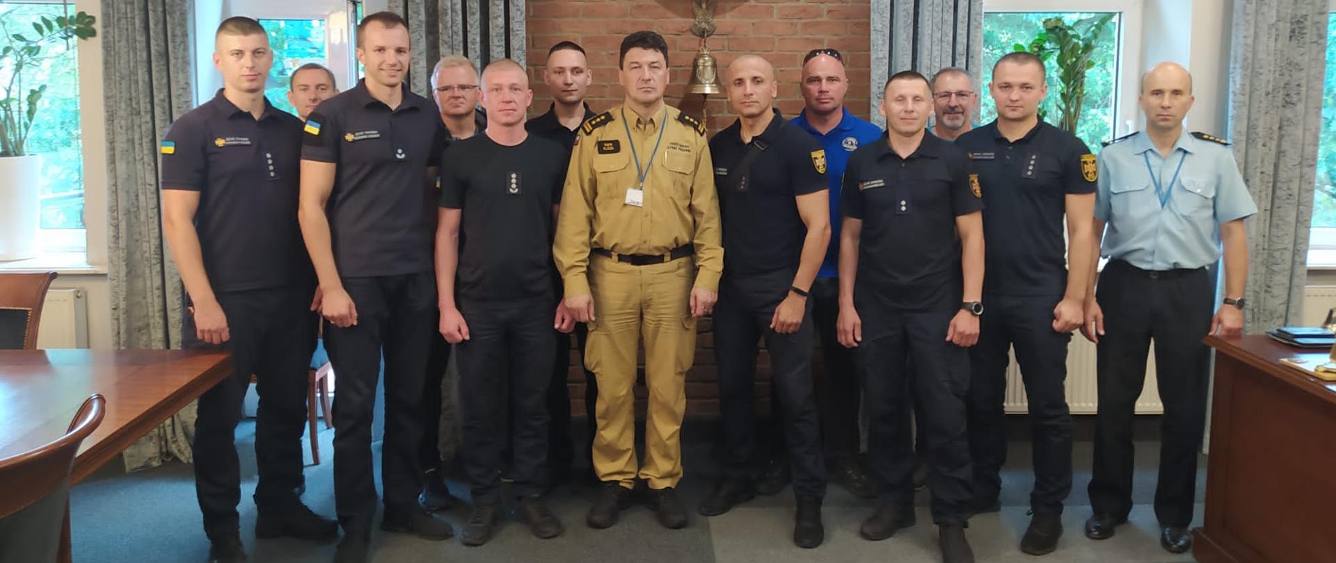 Do zdjęcia grupowego pozują ratownicy wysokościowi Polski i Ukrainy, pomiędzy nimi na środku stoi Komendant Centralnej Szkoły PSP