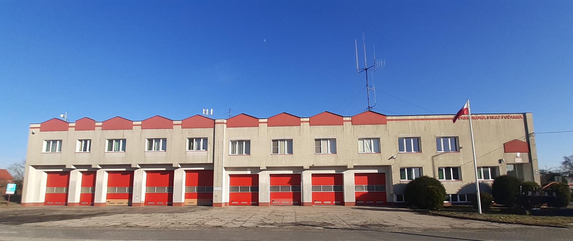 Na zdjęciu widoczna jest fasada budynku KP PSP Krosno Odrzańskie wraz z przyległą JRG Krosno Odrzańskie.