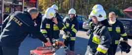 Na zdjęciu widzimy strażaków Ochotniczych Straży Pożarnych uczestniczących w Szkoleniu Podstawowym.