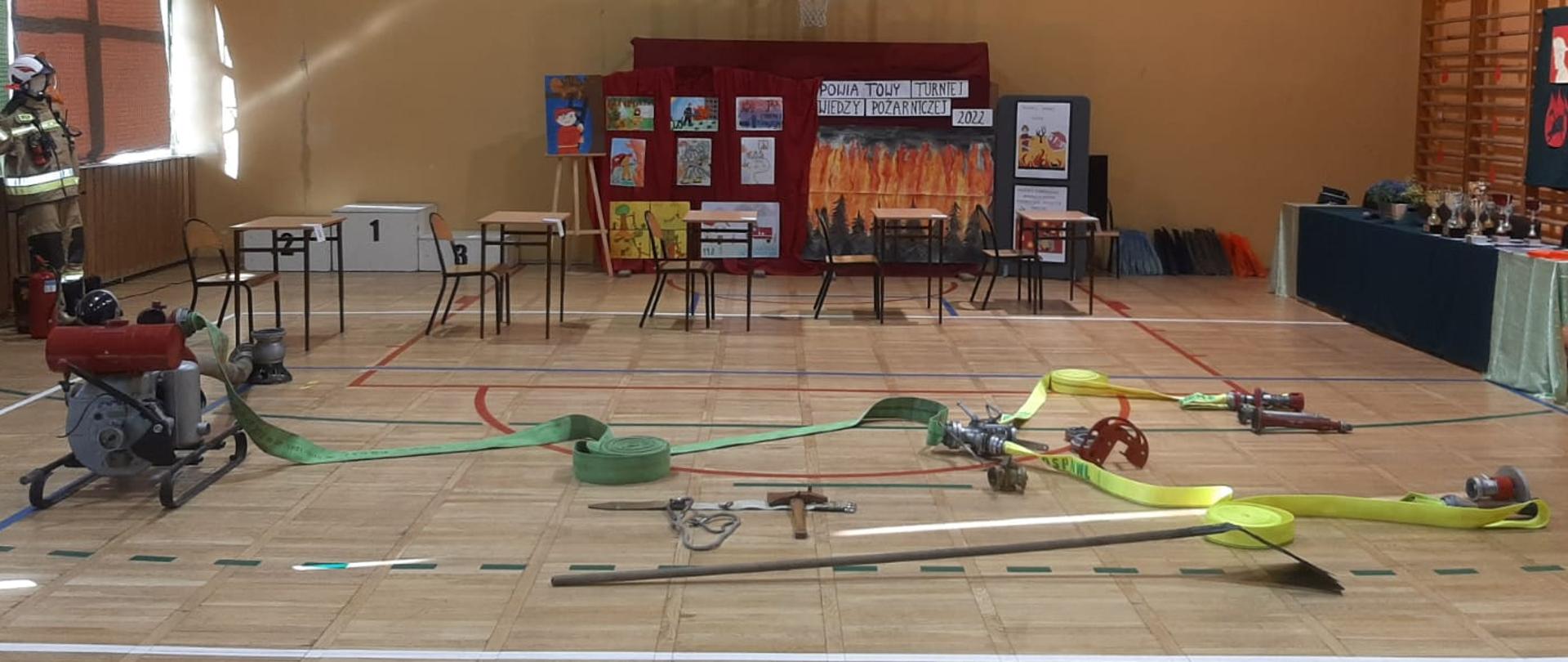 Zdjęcie przedstawia przygotowaną salę do powiatowego turnieju wiedzy pożarniczej.