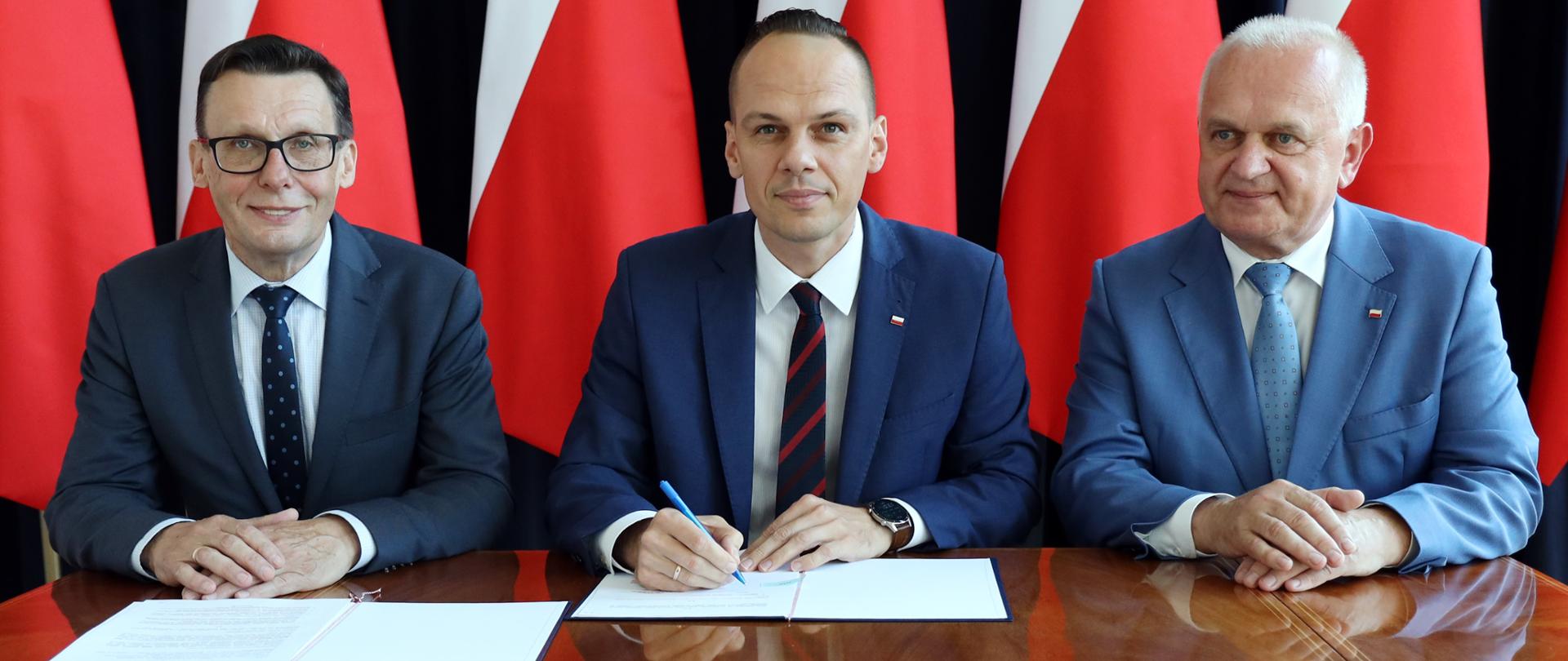 Wiceminister infrastruktury Rafał Weber po podpisaniu umowy o dofinansowanie obwodnicy Nowej Soli z Rządowego Funduszu Rozwoju Dróg