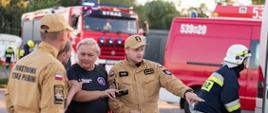 Zdjęcie przedstawia strażaków oraz przedstawicieli innych służb koordynujących działania