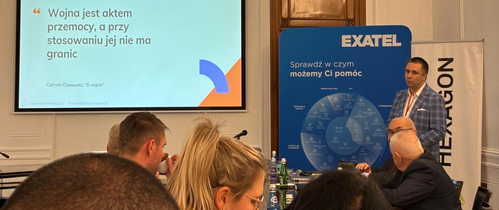 Uczestnicy konferencji na sali z wykładowcą