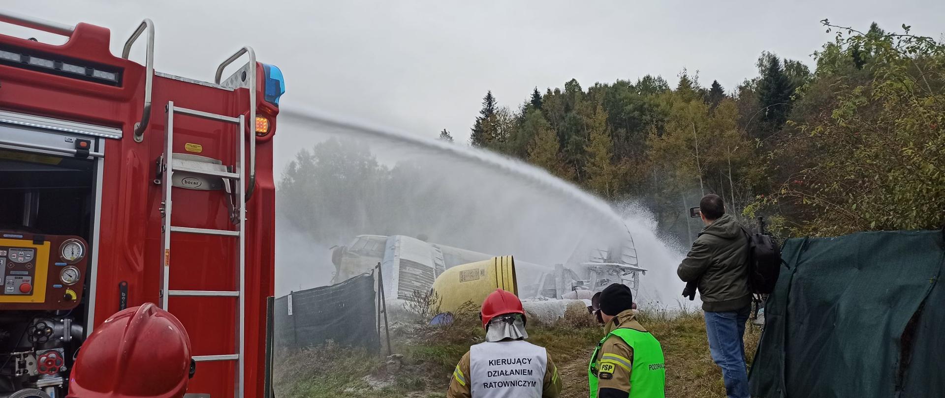 Na zdjęciu znajdują się strażacy podczas ćwiczeń na oczyszczali ścieków i poligonie GOPR