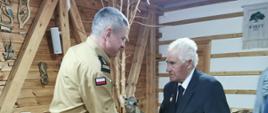 Pomorski komendant wojewódzki Państwowej Straży Pożarnej gratuluje wyróżnienia emerytowi.