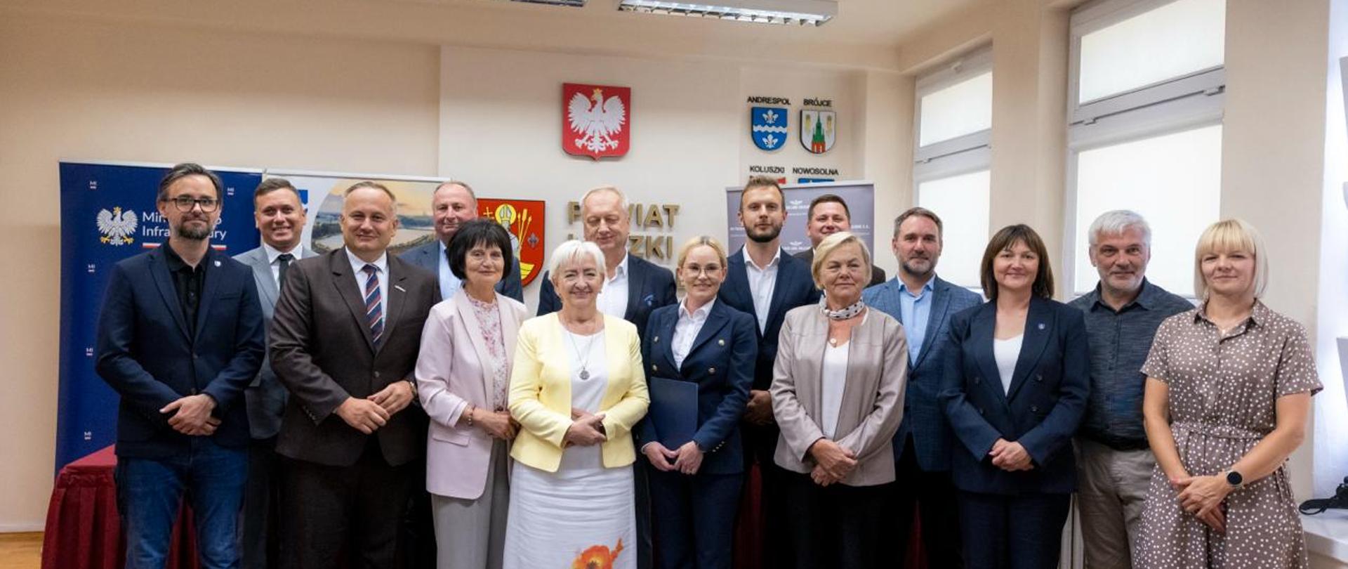 Do zdjęcie pozuje kilkanaście osób.