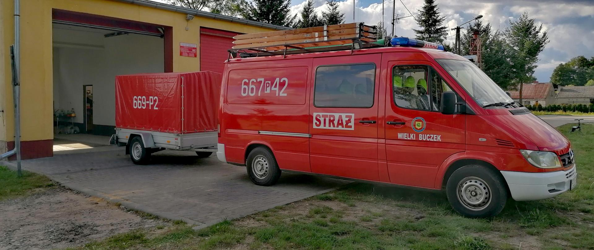 Widok remizy z pojazdem i przyczepą wężową