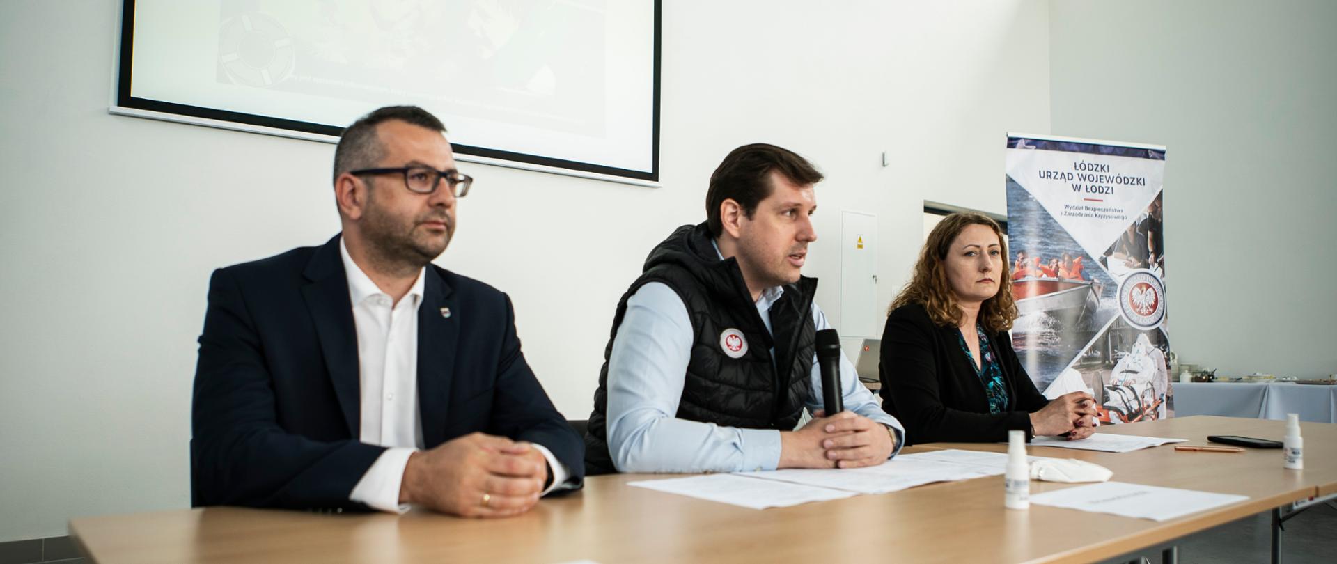 Wojewoda łódzki Tobiasz Bocheński wraz z przedstawicielami służb zarzadzania kryzysowego na posiedzeniu dotyczącym Bezpiecznych Wakacji 2021