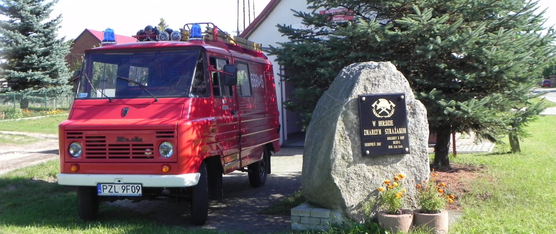 Widok remizy z pojazdem