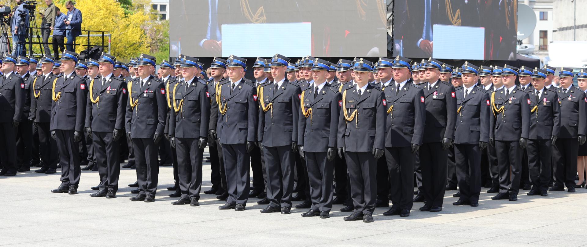 Strażacy w mundurach wyjściowych 