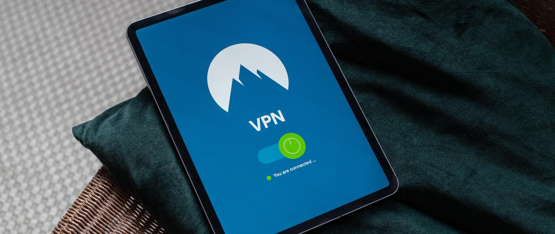 Ekran tabletu wyświetlający napis VPN.