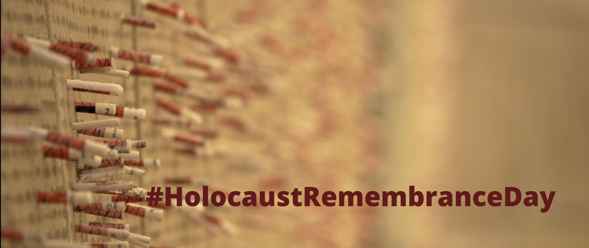 Kadr z filmu - zbliżenie na wystające ze ściany modlitwy, prośby i życzenia zapisane na małych karteczkach w jednym z pomieszczeń Holocaust Museum LA 
